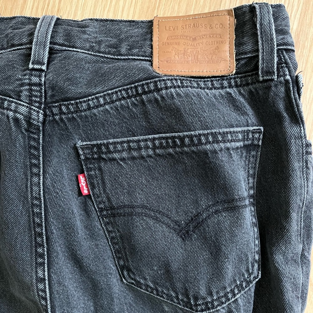 Levis 
High rise
Black 
Size 28